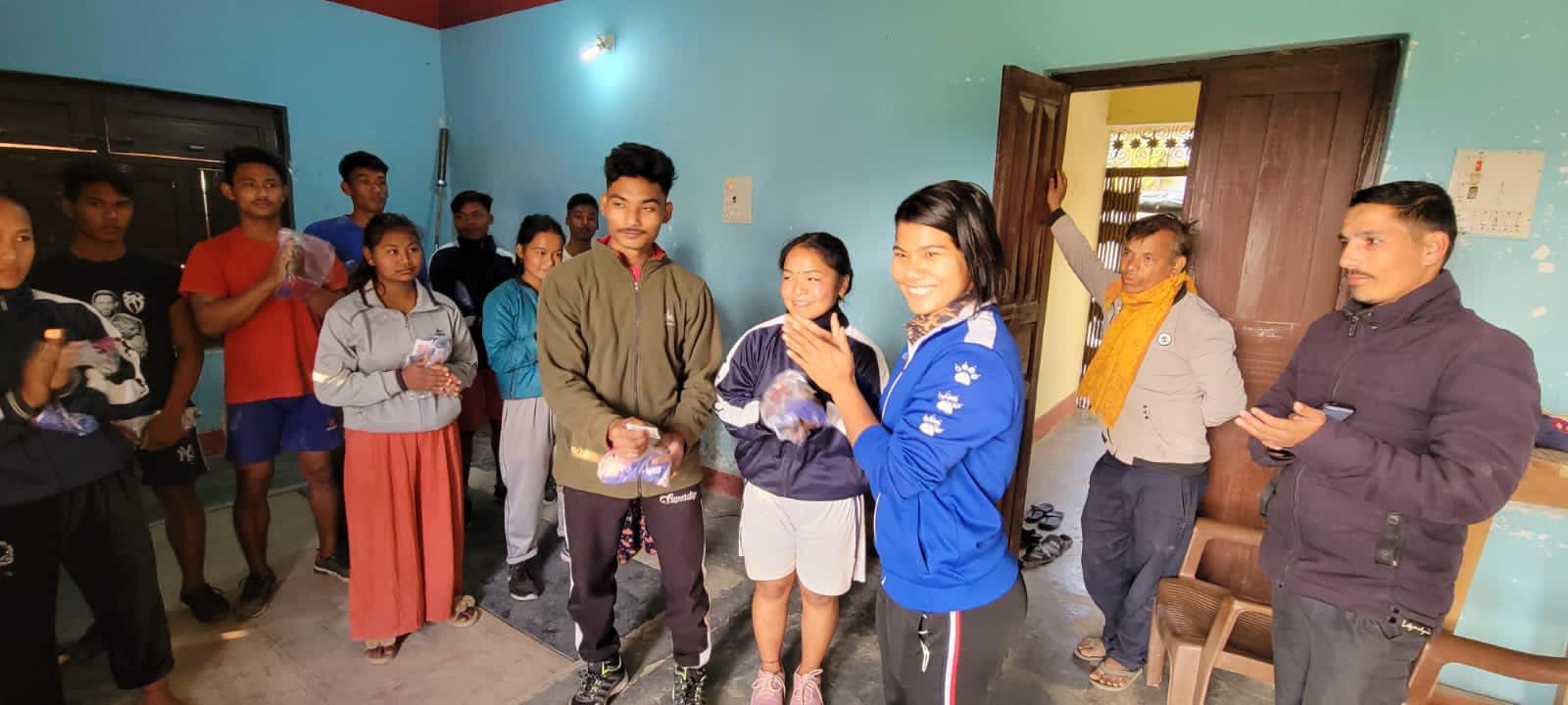 भारोत्तोलनमा युवायुवतीको आकर्षण खिच्दै बाँकेकी सञ्जु 