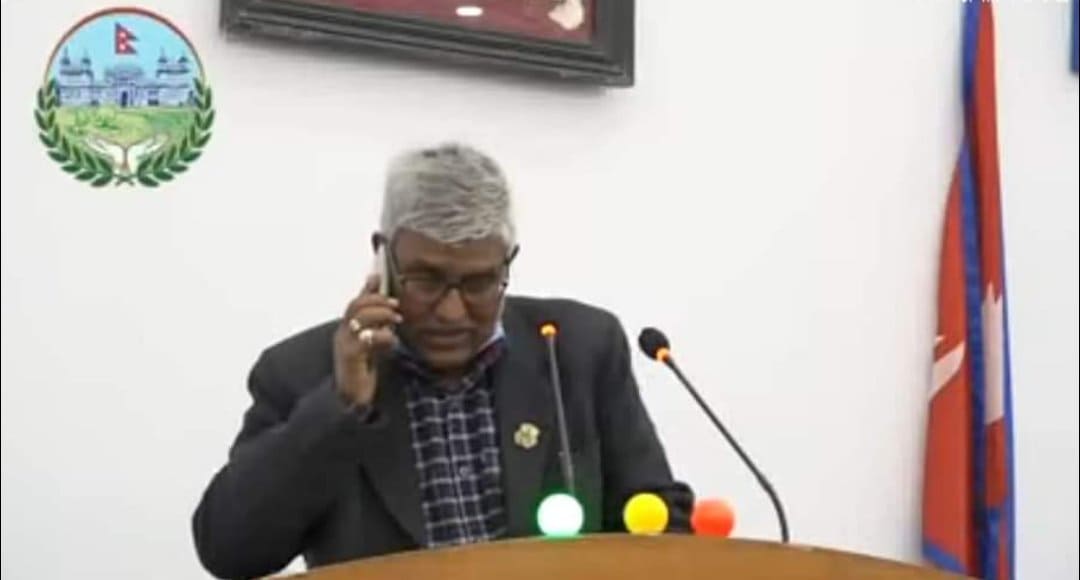प्रदेश २ का प्रदेशसभा सदस्य रामकुमार यादवले सदनमै फाेन उठाएर 'ए भाइ...' भनेपछि