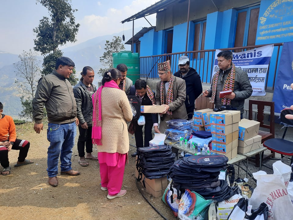 धादिङका विपन्न विद्यार्थीलाई किवानिस क्लबको खाद्यान्नलगायत विभिन्न सामग्री सहयोग