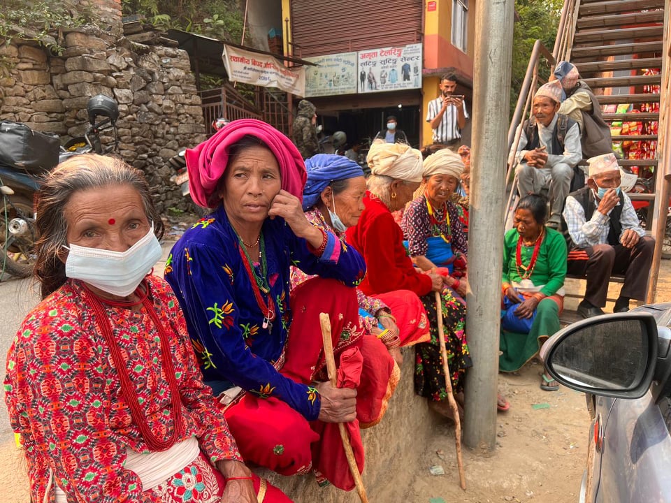 पटुकीमा खाजा बाेकेर सामाजिक सुरक्षा भत्ता लिन बजार झरेका 'आमाबुबाहरू'