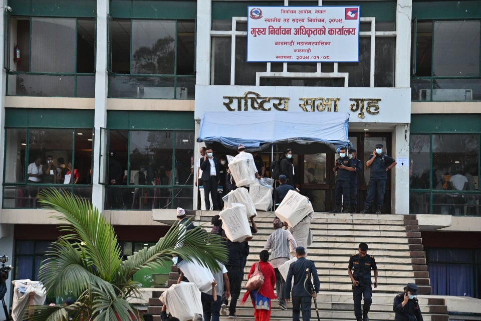 काठमाडौं महानगरमा मतपेटिका संकलन सुरु, सभागृह ल्याइँदै (फोटो फिचर) 