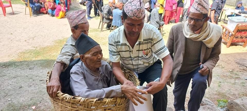 छोरालाई भोटर हालेर फर्किँदै गर्दा मृत्यु 