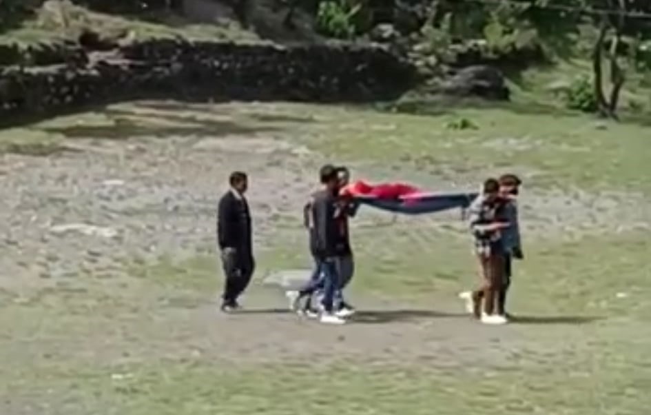 मताधिकारकाे उपयाेग: स्ट्रेचरमा बोकेर भाेट हाल्न मतदानस्थल ल्याइयाे