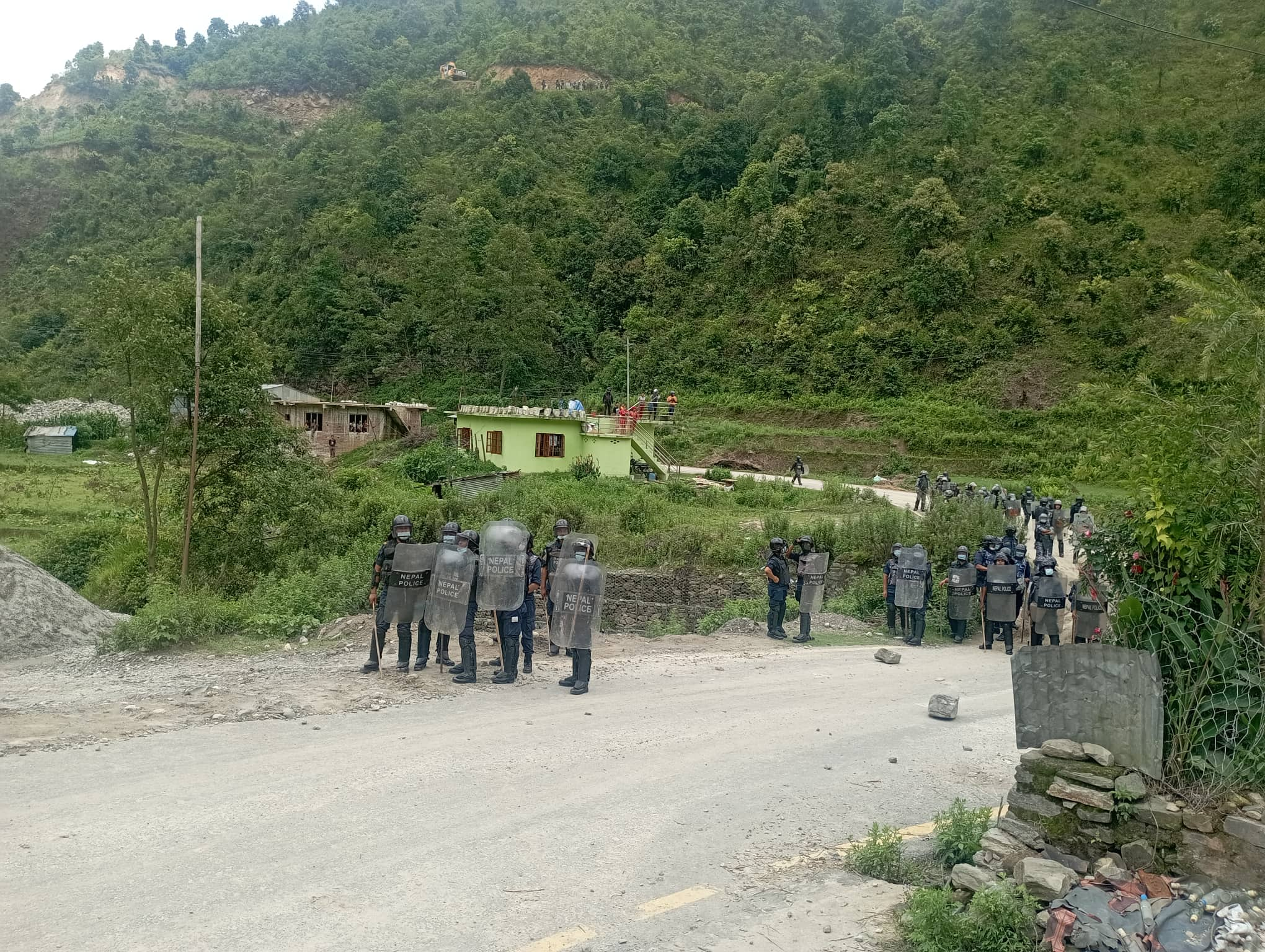 प्रहरी पुगेलगत्तै बञ्चरेडाँडामा तनाव, स्थानीयले हान्न थाले ढुंगा