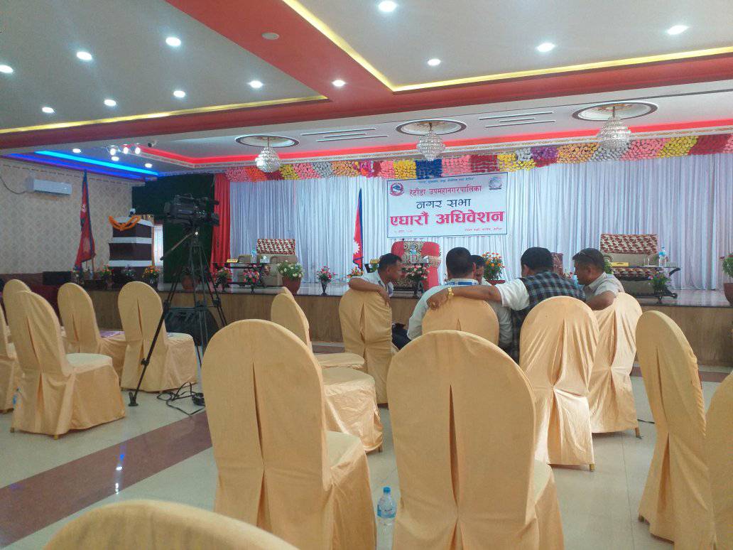 एमालेको अनुपस्थितिले बहुमत नपुग्दा हेटौँडाको नगरसभा सुरु हुन सकेन