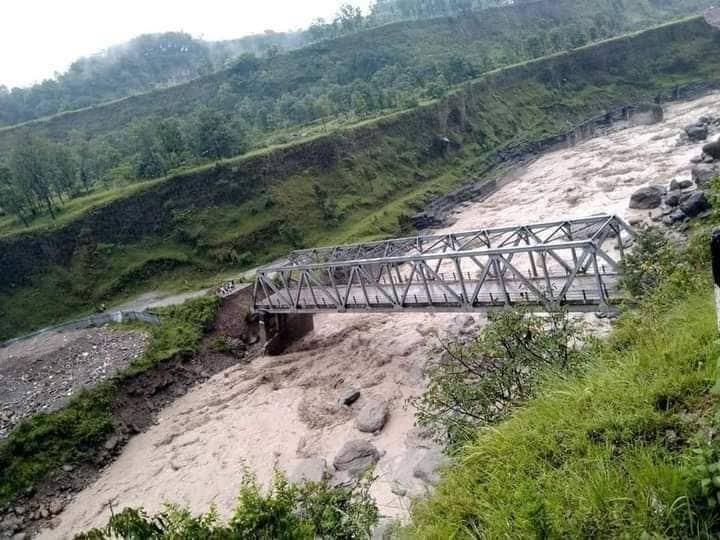 पोखरामा बाढीले पुलमा क्षति