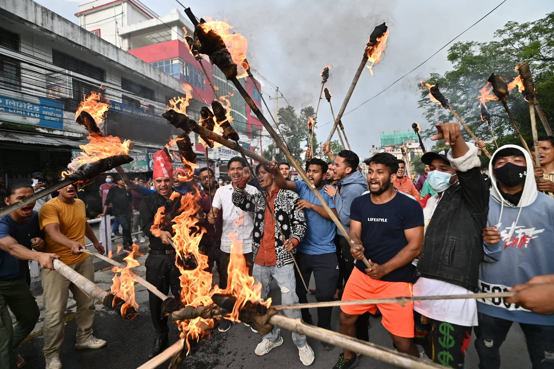 सत्तारुढ दलकै युवा विद्यार्थीले जलाए अर्थ र उद्योगमन्त्रीको पुतला (तस्वीरहरू)