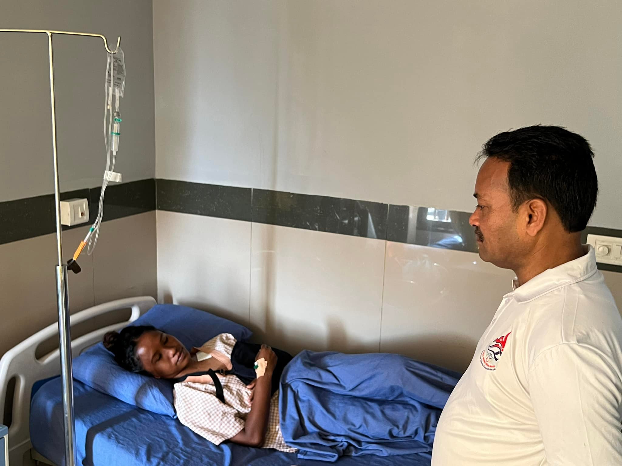 घाइते खेलाडीलाई भेट्न खेलकुदमन्त्री गहतराज पुगे अस्पताल 