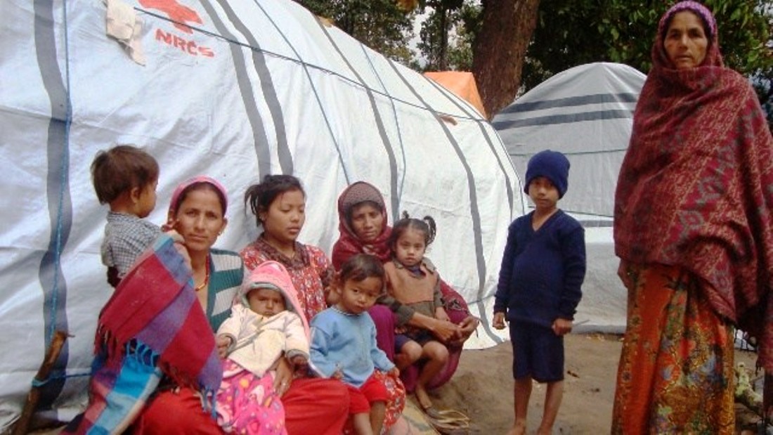 दैनिक ढल्दै घर, थपिँदै त्रिपालको बसाइ