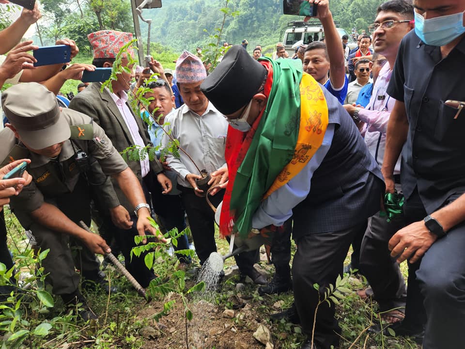 हर्कसँग बिरुवा रोप्दै प्रचण्डले भने- निरन्तर डटिरहनुहोस्