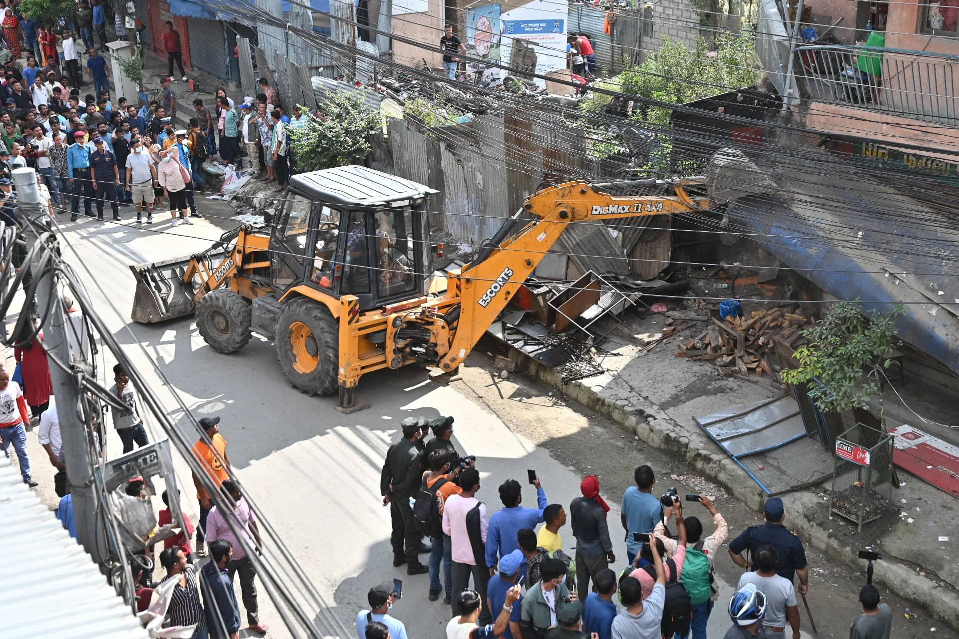 नयाँ बसपार्कमा पनि चल्यो बालेन डोजर 