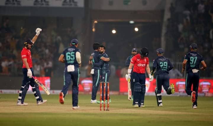 टी-ट्वेन्टी अन्तर्राष्ट्रिय क्रिकेटमा इंग्ल्यान्डमाथि पाकिस्तान ६ रनले विजयी