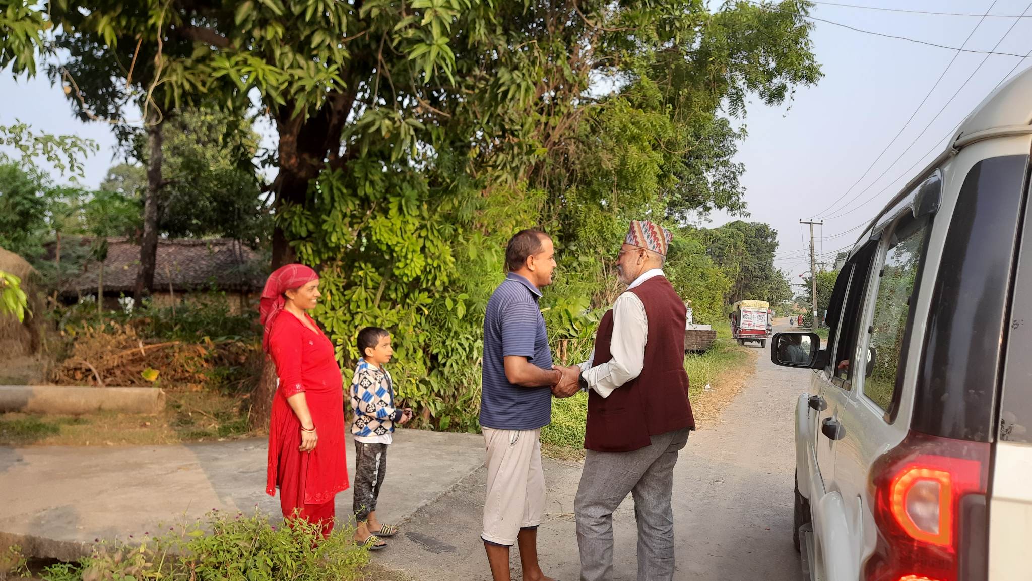 भाेट माग्न व्यस्त उम्मेदवार, निवास रित्तै (फोटो फिचर) 