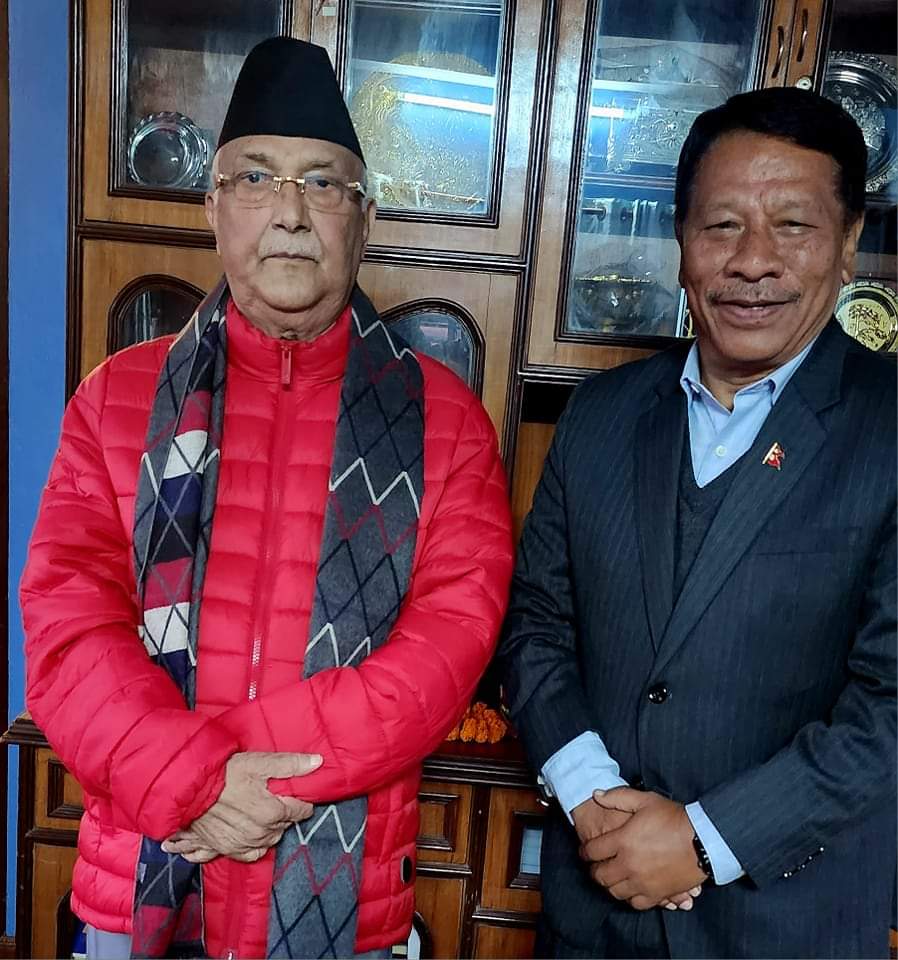 कांग्रेस नेता प्रकाशमानले भेटे एमाले अध्यक्ष ओली 