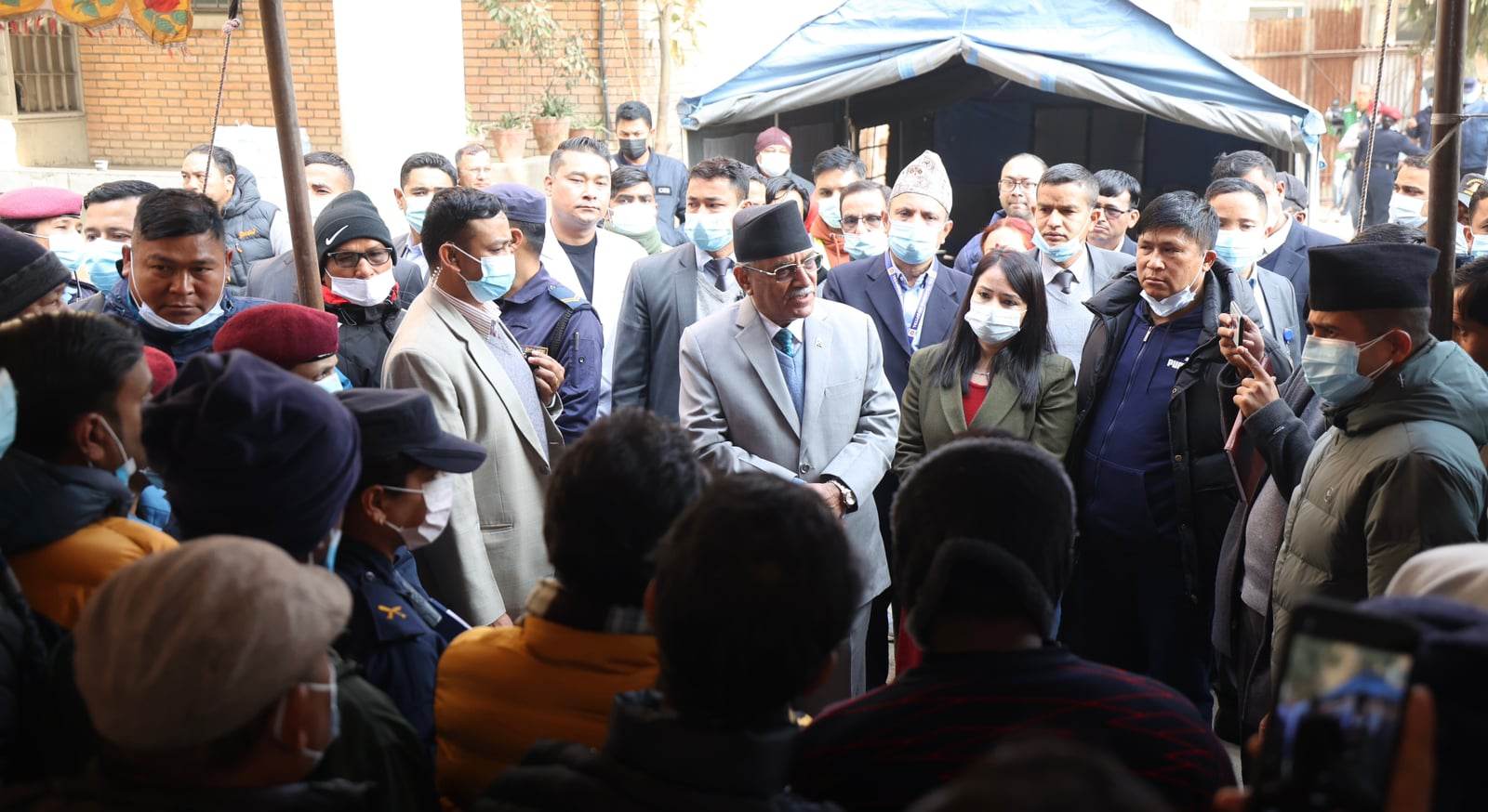 विमान दुर्घटनामा ज्यान गुमाएका मृतकका परिवारलाई भेट्न प्रधानमन्त्री टिचिङ अस्पतालमा