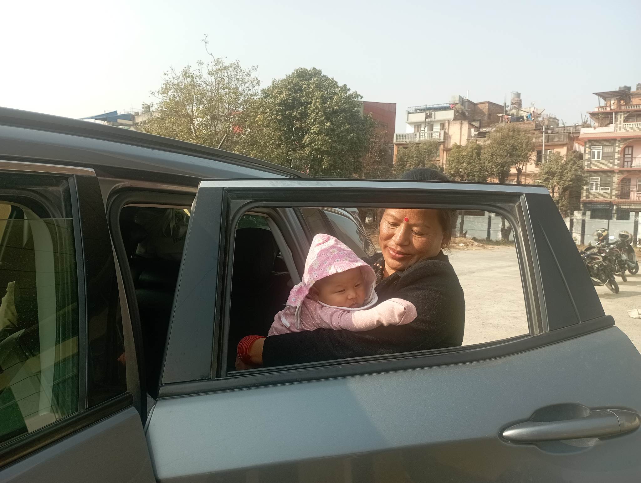 दुई महिनाकी छोरी बोकेर संसद बैठकमा कांग्रेस सांसद माया राई 