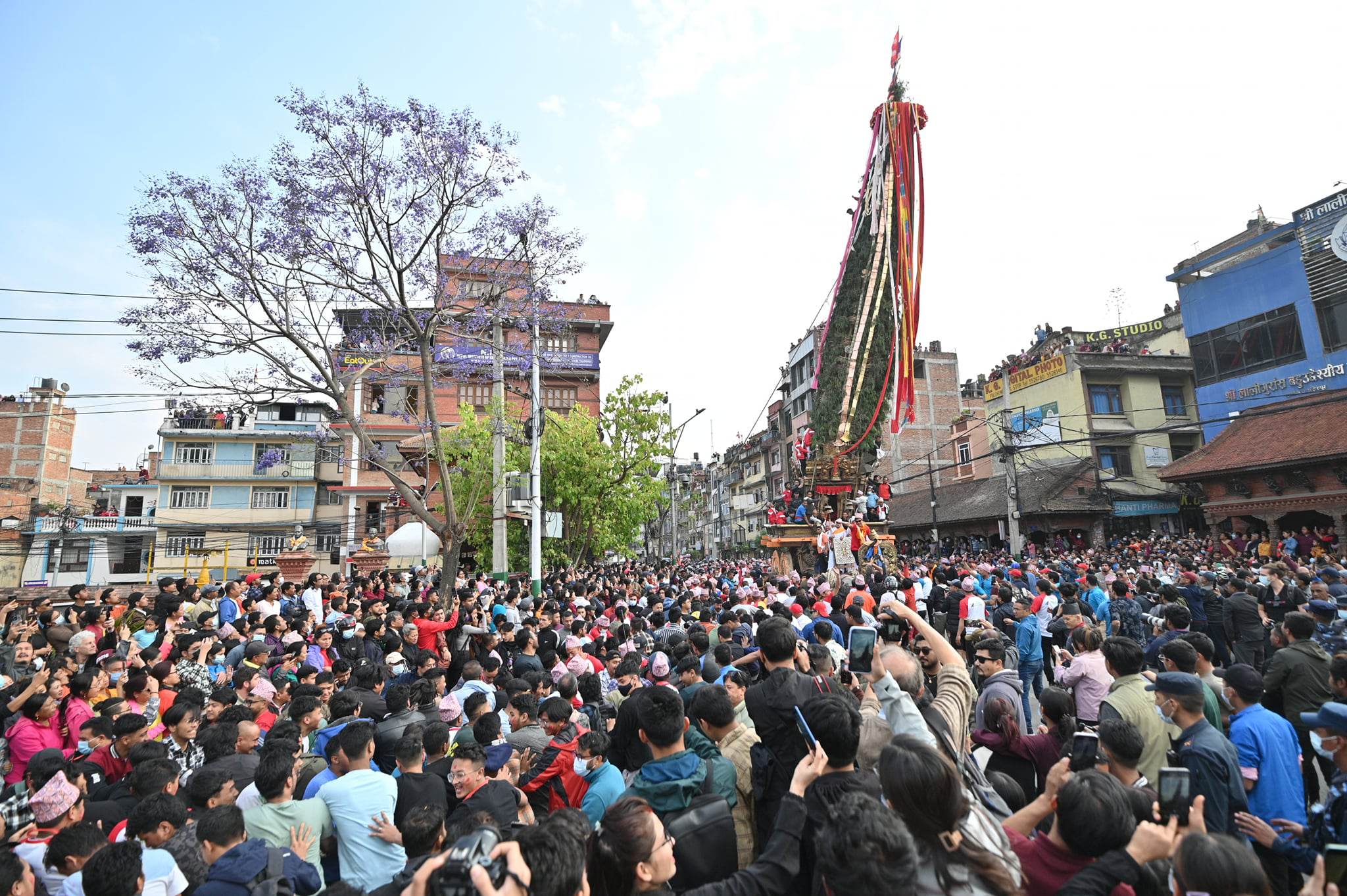 वर्षा र सहकालका देवता रातो मच्छिन्द्रनाथको रथ तान्न सुरु (तस्वीरहरू) 