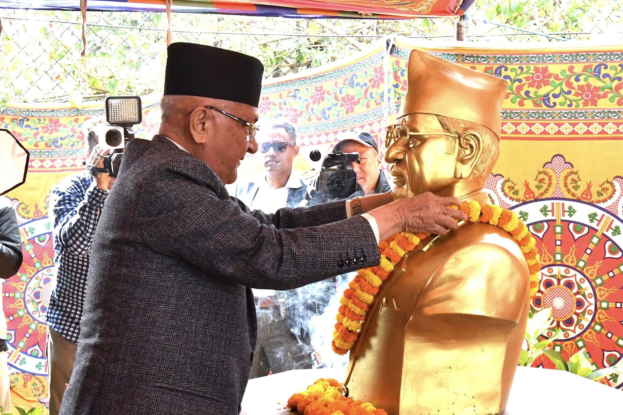 मनमोहन अधिकारीको प्रतिमामा ओलीले गरे माल्यार्पण