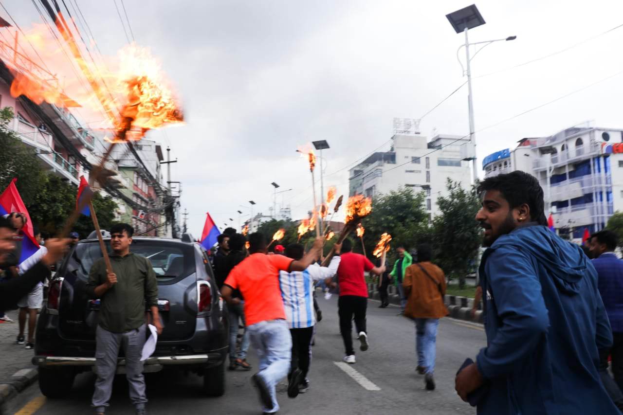 एमालेनिकट युवा संघले जलायो प्रधानमन्त्रीको पुत्ला 