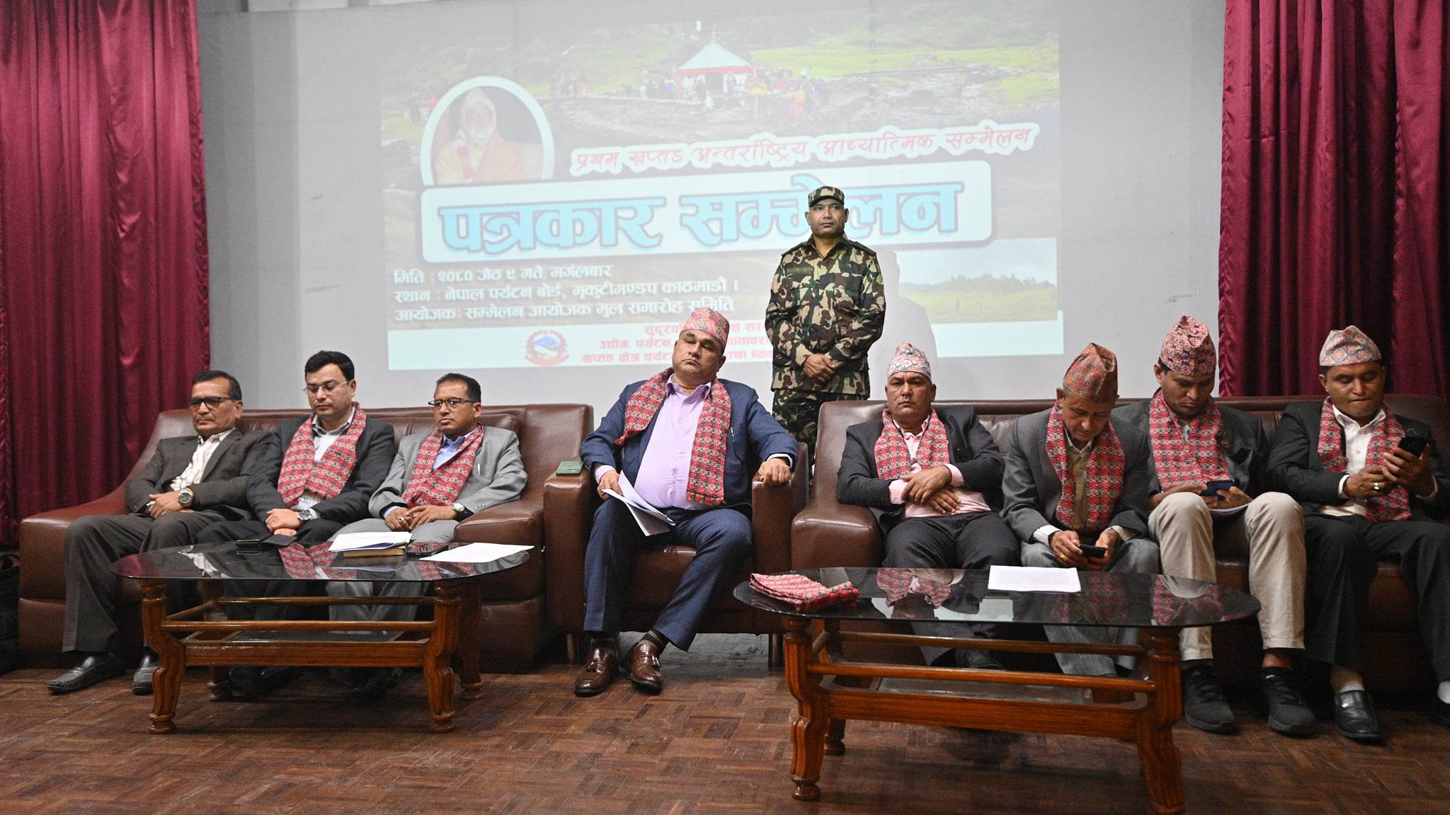 सबै खसआर्य मन्त्री लिएर मञ्च उक्लेका मुख्यमन्त्रीलाई प्रश्न, 'अरु जातिका योग्य भेट्नुभएन ?'
