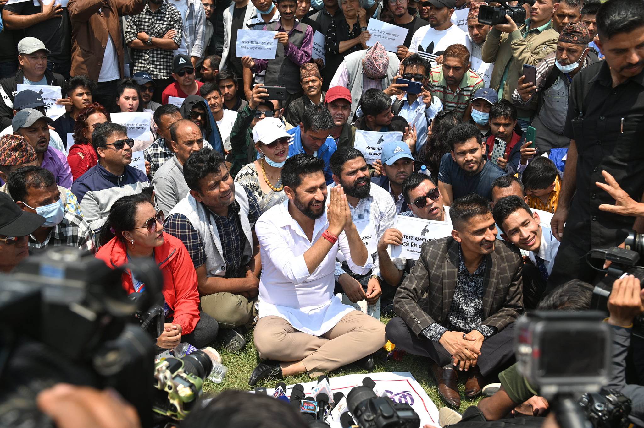 भ्रष्टाचारविरुद्ध प्रदर्शन, बाबुरामदेखि रवि लामिछानेसम्मको ऐक्यवद्धता (फोटो फिचर)