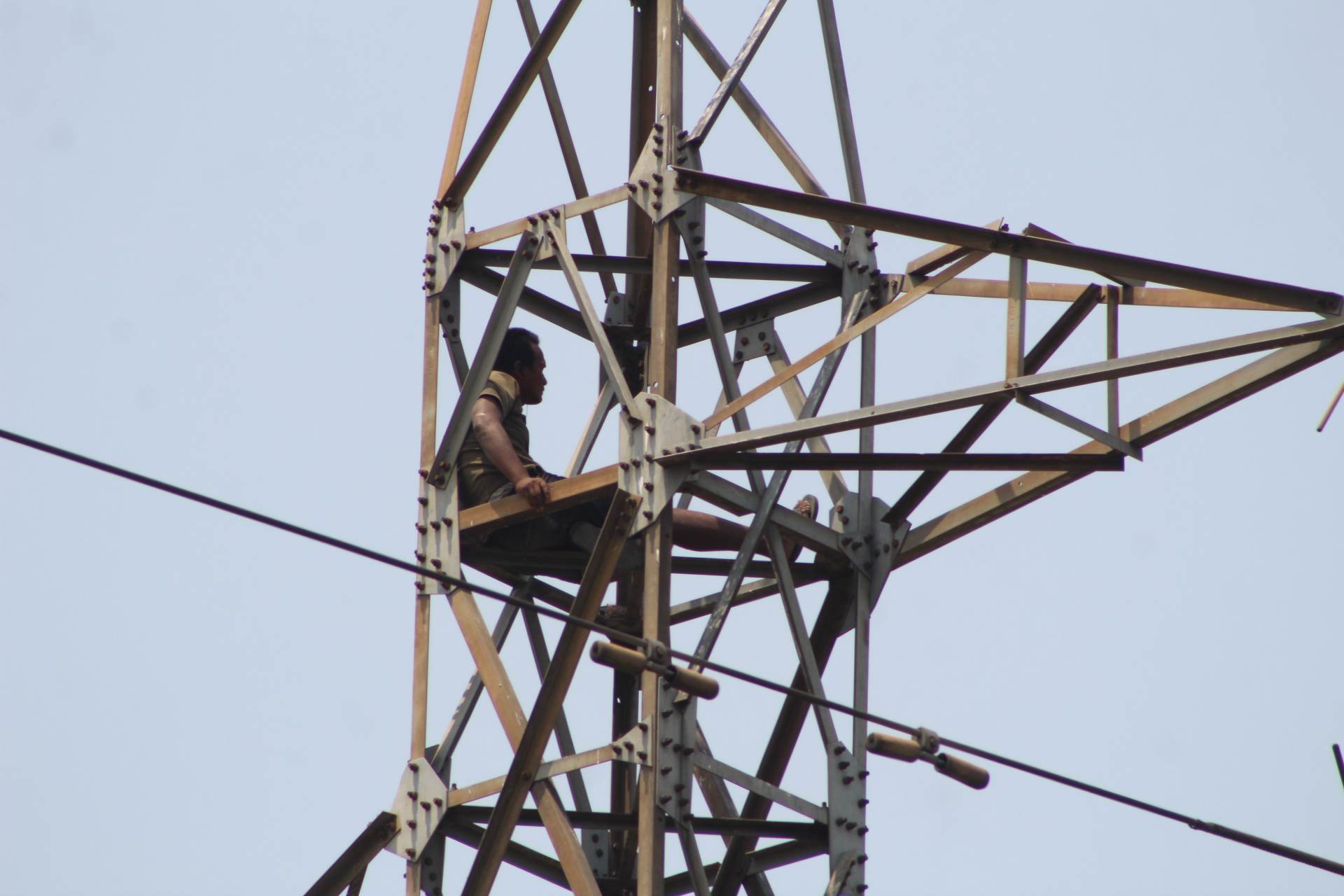 ११ घण्टा हाइटेन्सन लाइनको टावरमा बसेका माझी माग पूरा प्रतिवद्धता गराएर ओर्लिए 