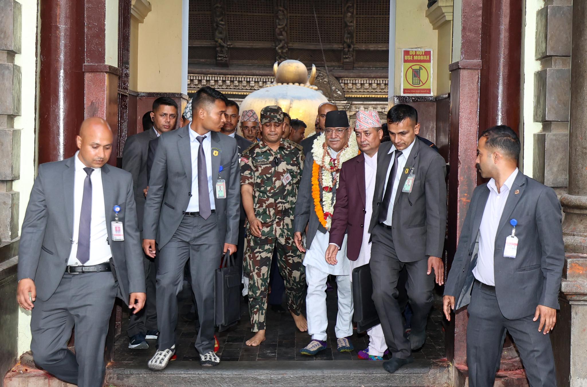 आरती दर्शन गर्न प्रधानमन्त्री प्रचण्ड पशुपतिनाथमा (तस्वीरहरू)