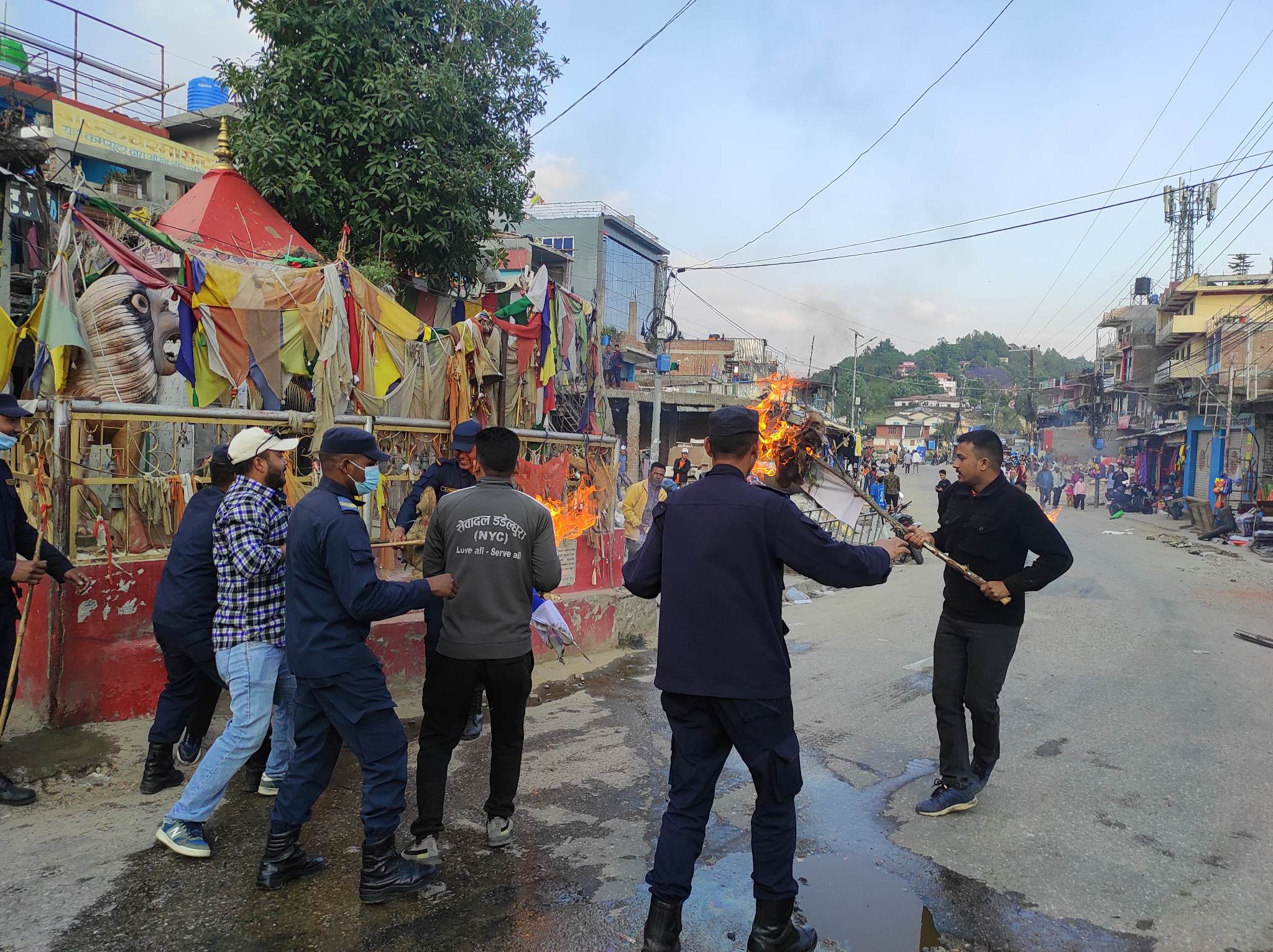 डडेल्धुरामा रामचन्द्र, प्रचण्ड, देउवा र ओलीको पुत्ला जलाइयो