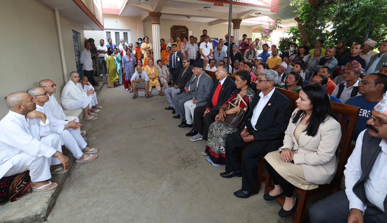 खड्का परिवारप्रति समवेदना प्रकट गर्न प्रधानमन्त्री सुर्खेतमा