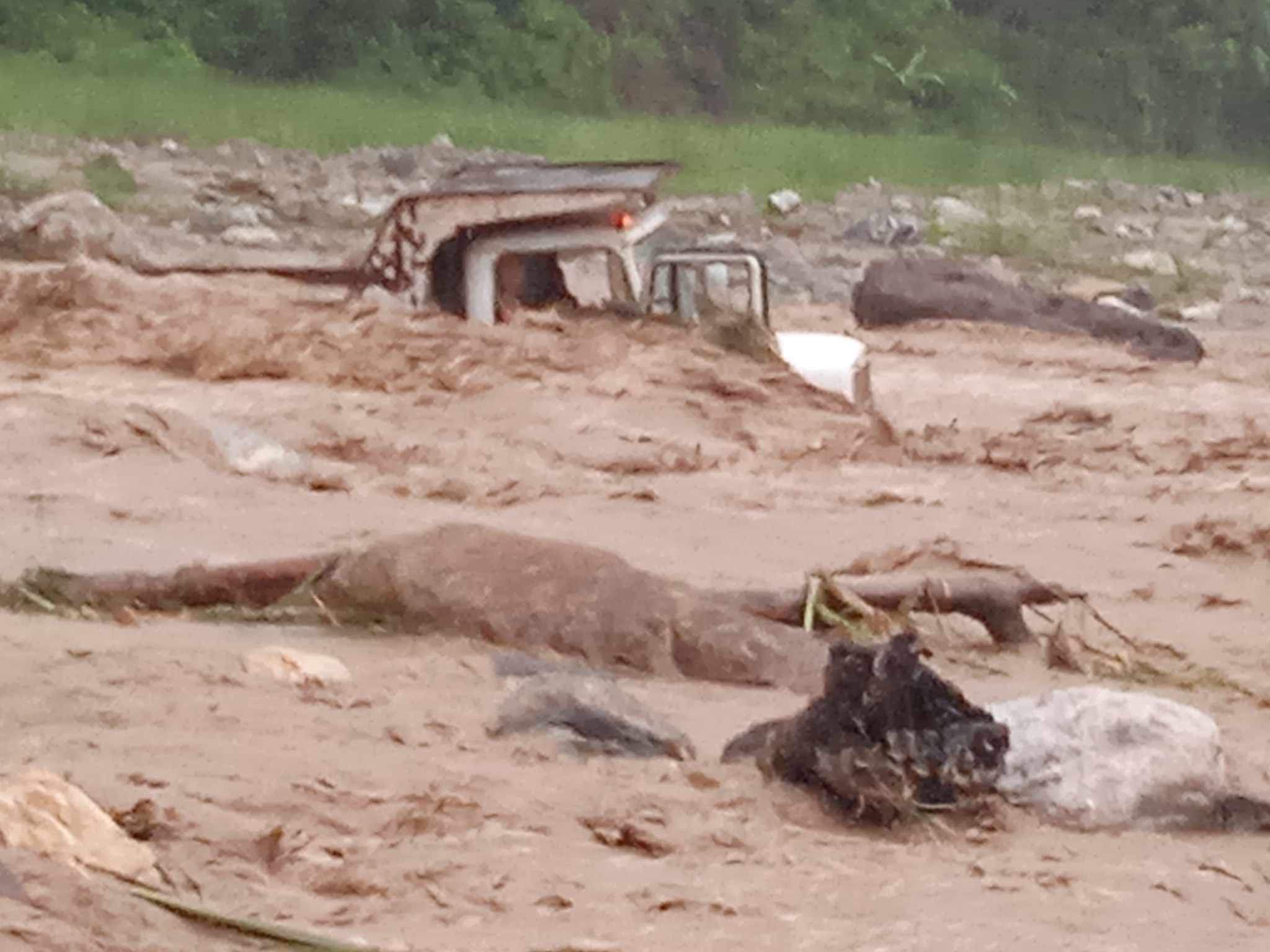 नावाखाेलाकाे बाढीमा डिजेल बाेकेकाे गाडी फस्याे, चालककाे सकुशल उद्धार