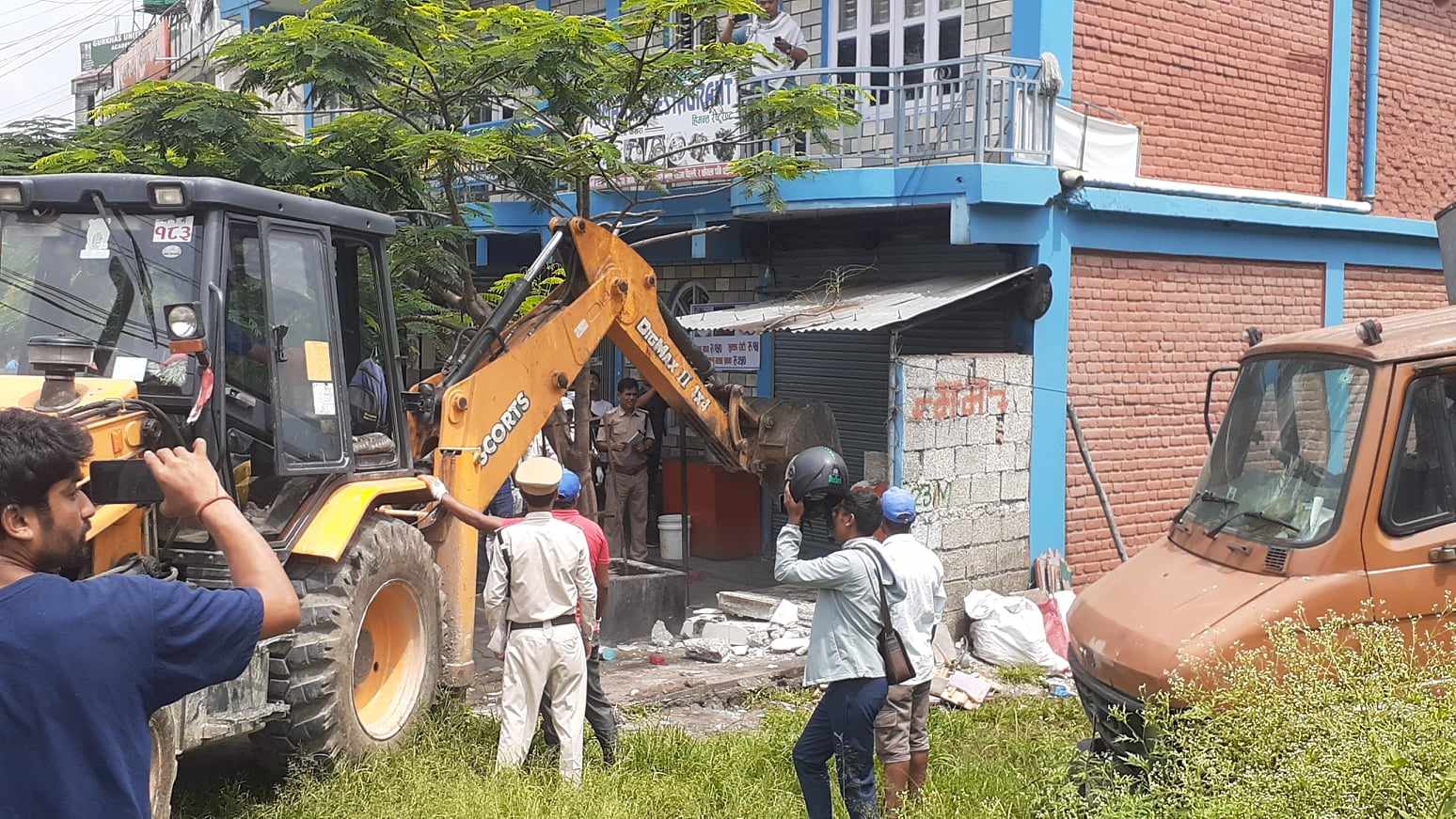 पोखरामा मापदण्डविपरीतका संरचनामा महानगरले डाेजर चलायाे