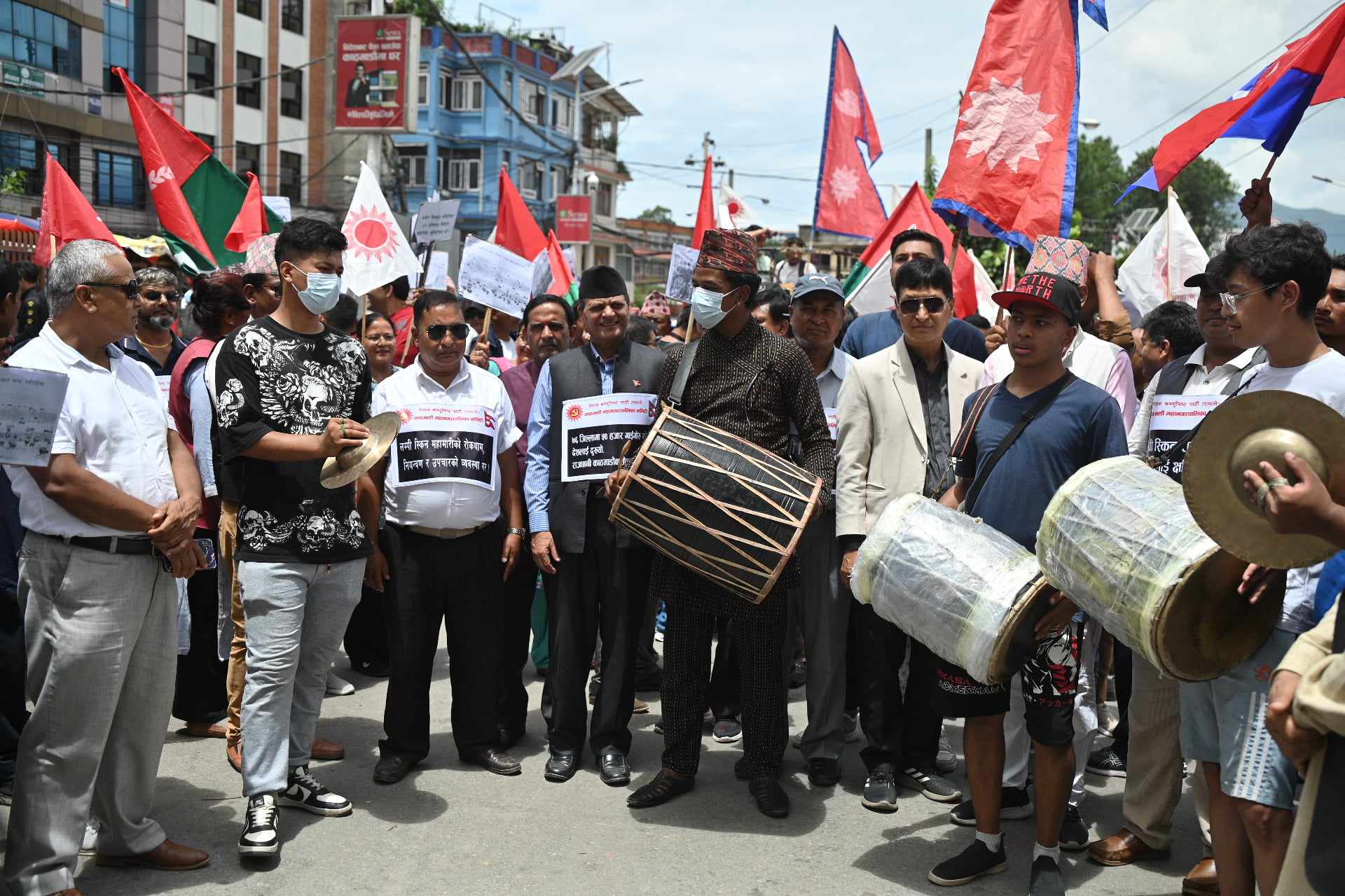 लम्पी स्किन महामारी घाेषणाकाे माग गर्दै काठमाडाैंमा बाजागाजासहित एमालेकाे प्रदर्शन