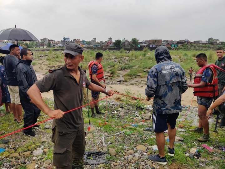 तिनाउ र दानव नदीमा फसेका दुई जनाको उद्धार