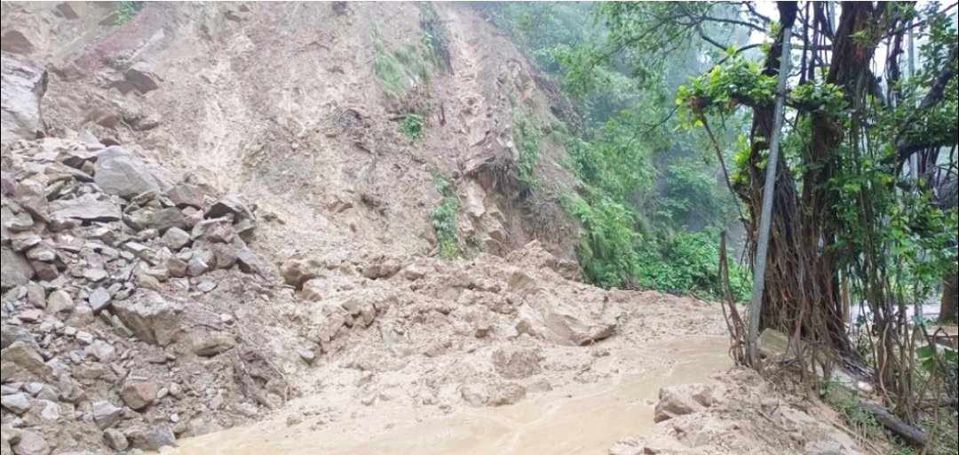 पहिरो खसेपछि बुटवल पाल्पा सडक अवरुद्ध