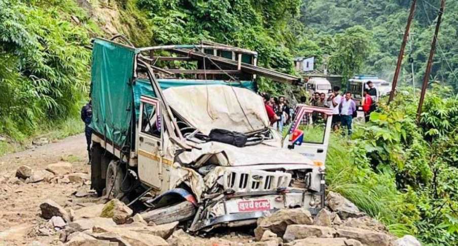 सिद्धबाबा क्षेत्रमा गुडिरहेको जिपमाथि पहिरो खस्दा तीन जना घाइते