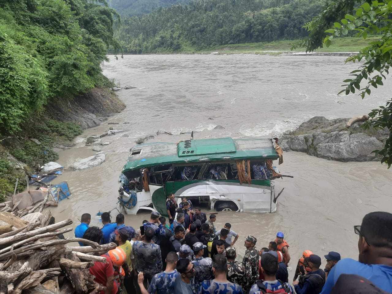 गजुरी दुर्घटनाः घाइतेलाई काठमाडौं ल्याइयो (तस्वीरसहित) 