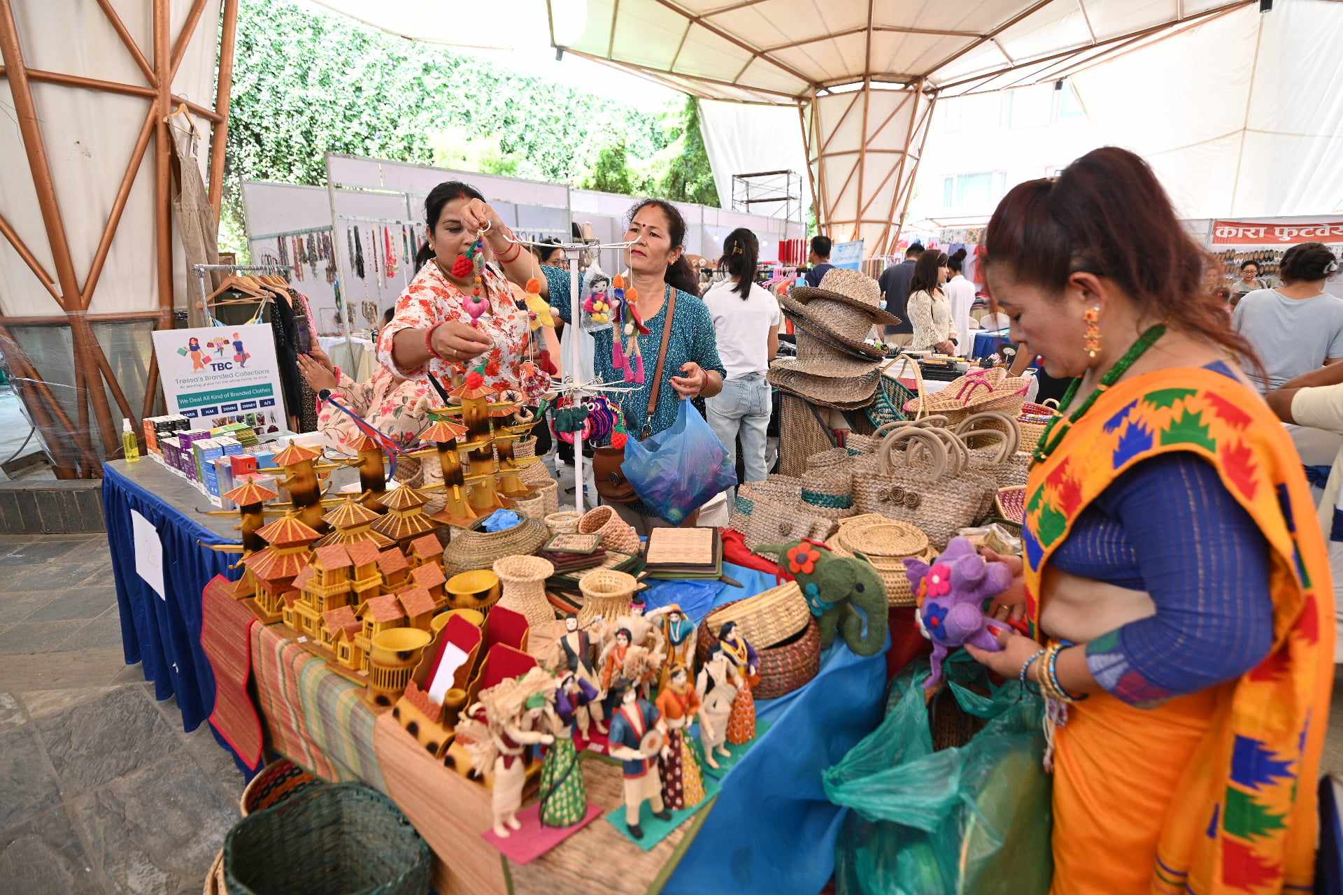 सिर्जनशील उद्यमी मेलामा हस्तकलाका सामग्री (तस्वीरहरू)