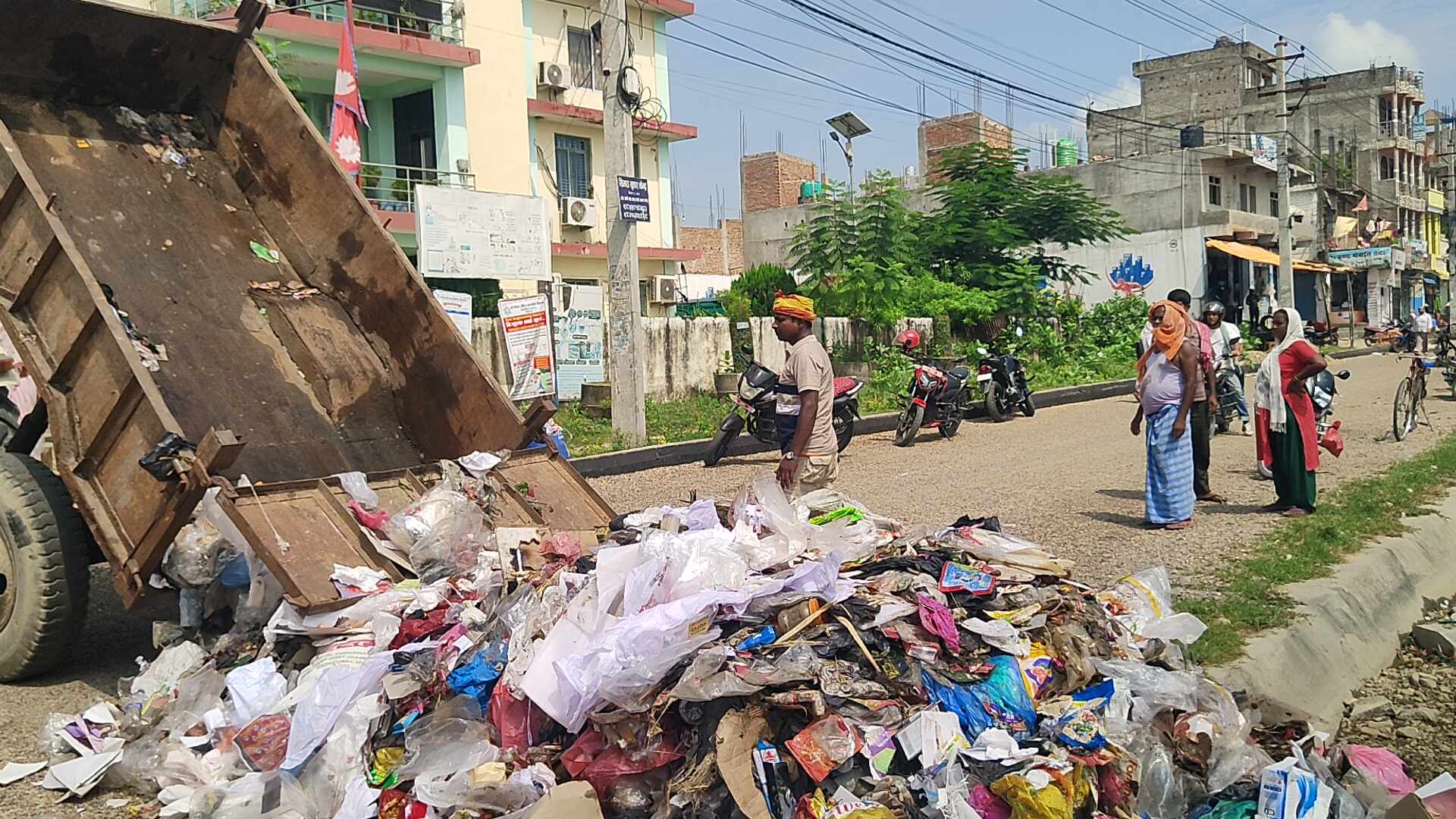 जीतपुरसिमरा उपहानगरको गेटमै स्थानीयले थुपारे फोहोर