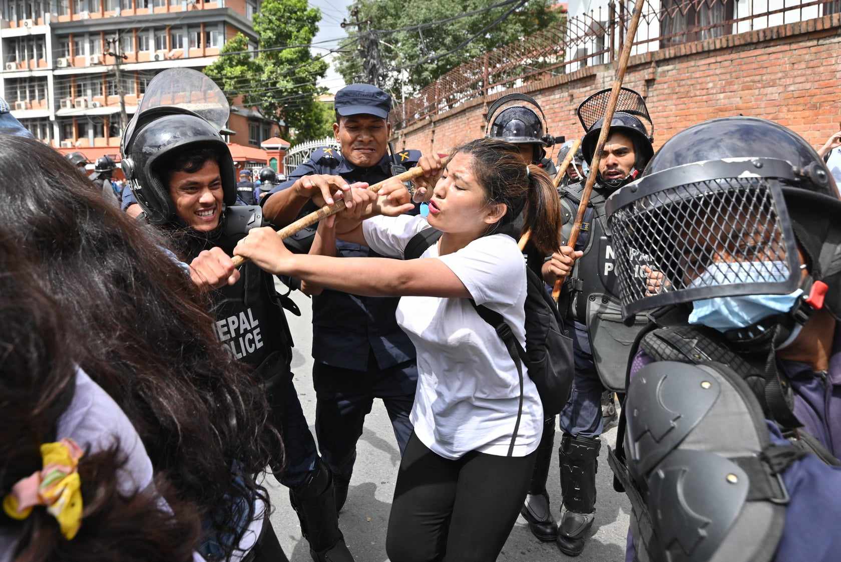 निषेधित क्षेत्रमा प्रदर्शन गर्ने वैद्यनिकट कार्यकर्ता पक्राउ (तस्वीरहरू)