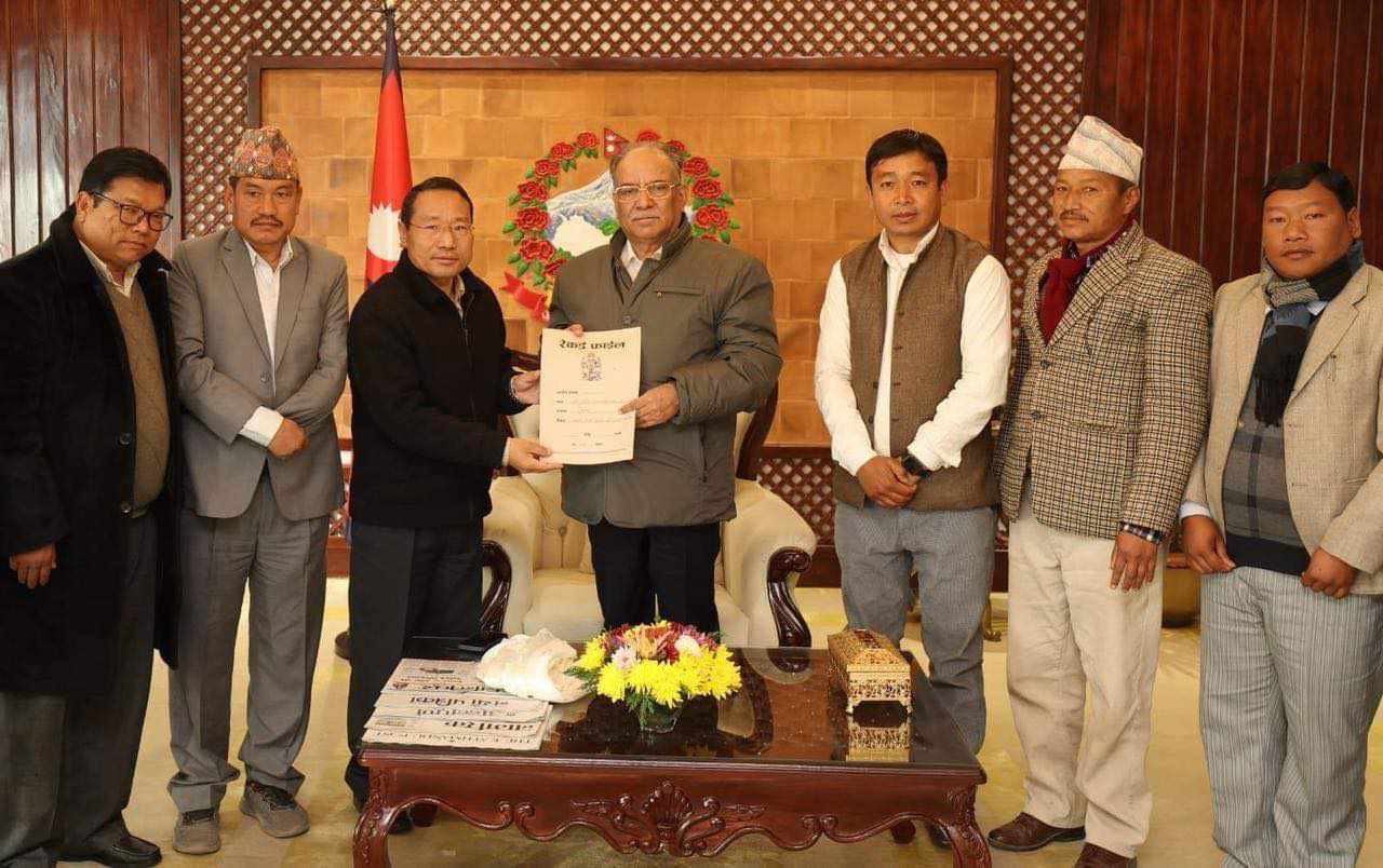 शहीद मार्ग निर्माणको काम छिटो सक्न रोल्पाका जनप्रतिनिधिद्वारा प्रधानमन्त्रीलाई ज्ञापन