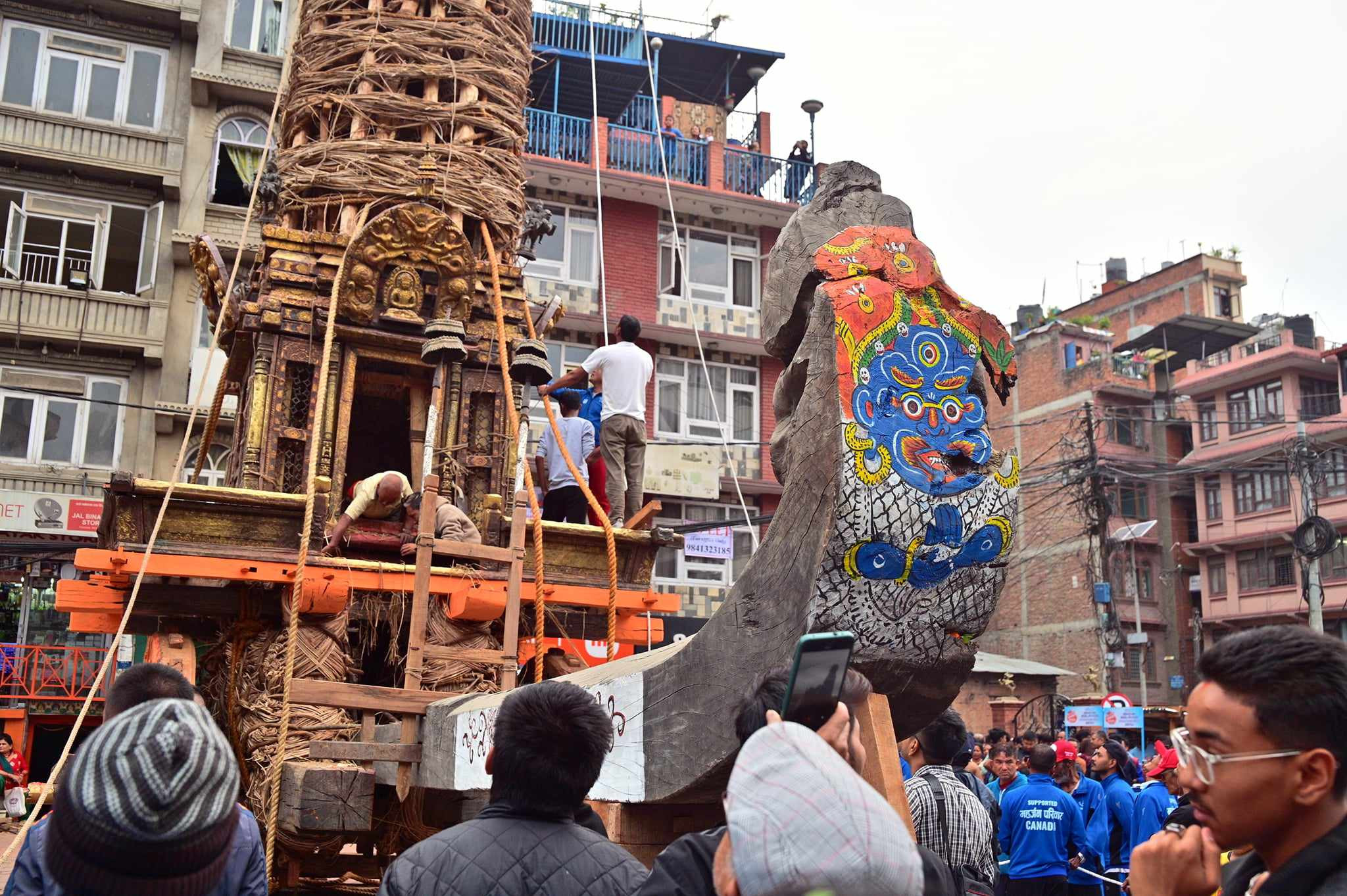 रातो मच्छिन्द्रनाथकाे रथारोहण (तस्वीरहरू)