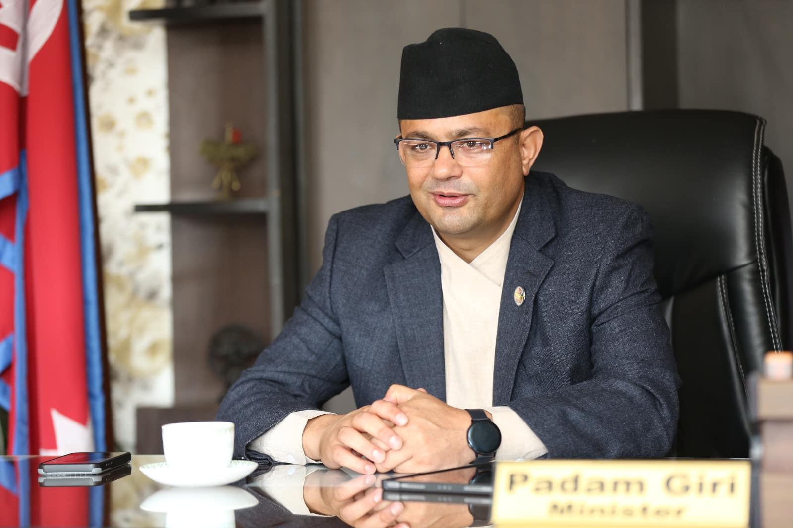 कार्यदलको बैठक रोकेर कानुनमन्त्री ओली भेट्न गए, खनालले लामिछाने भेट्ने 