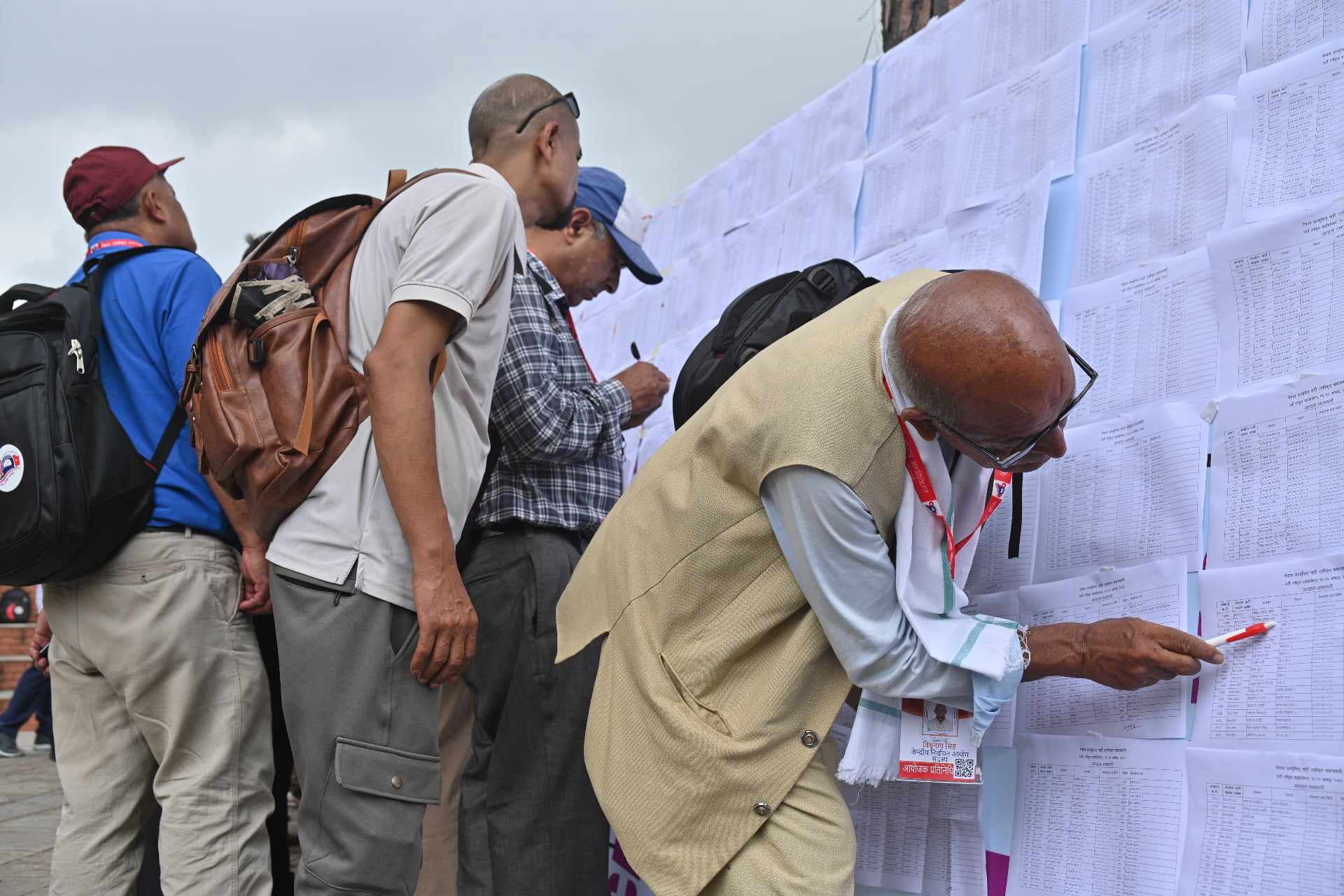 नेकपा एसको महाधिवेशनस्थलमा मतदाता नामावलीमा नाम खोजिरहेका प्रतिनिधिहरू (फोटो फिचर) 