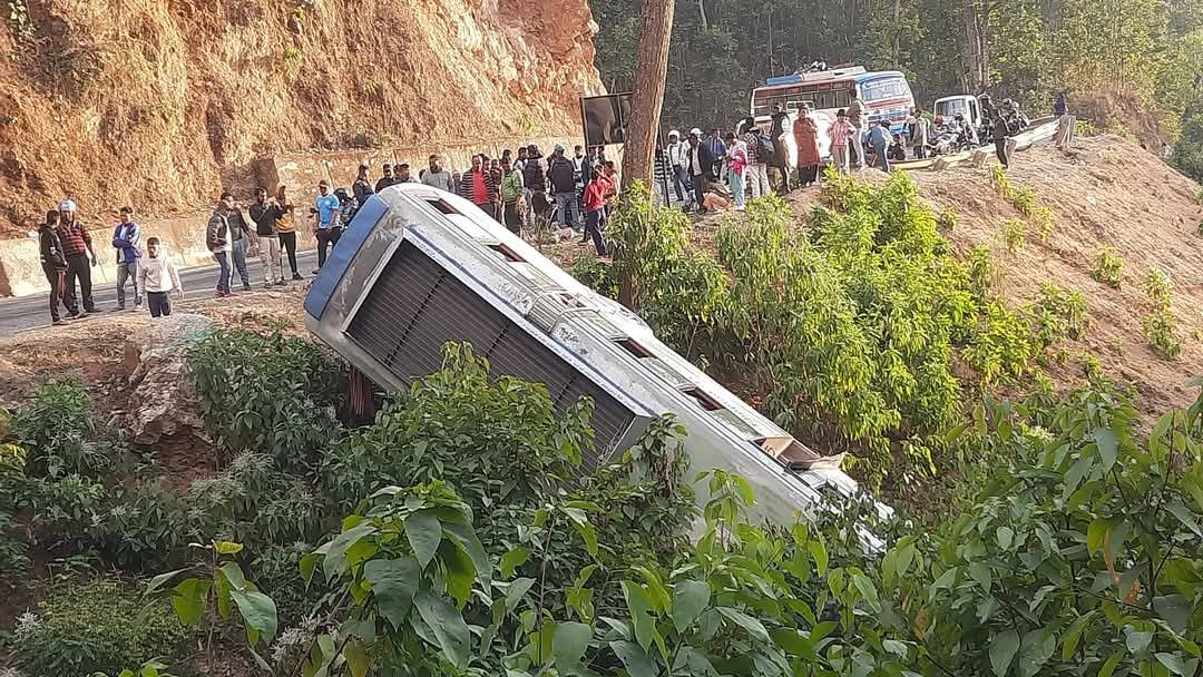 बाजुराबाट विद्यार्थी बोकेर पोखरा हिँडेको बस सुर्खेतमा दुर्घटना 