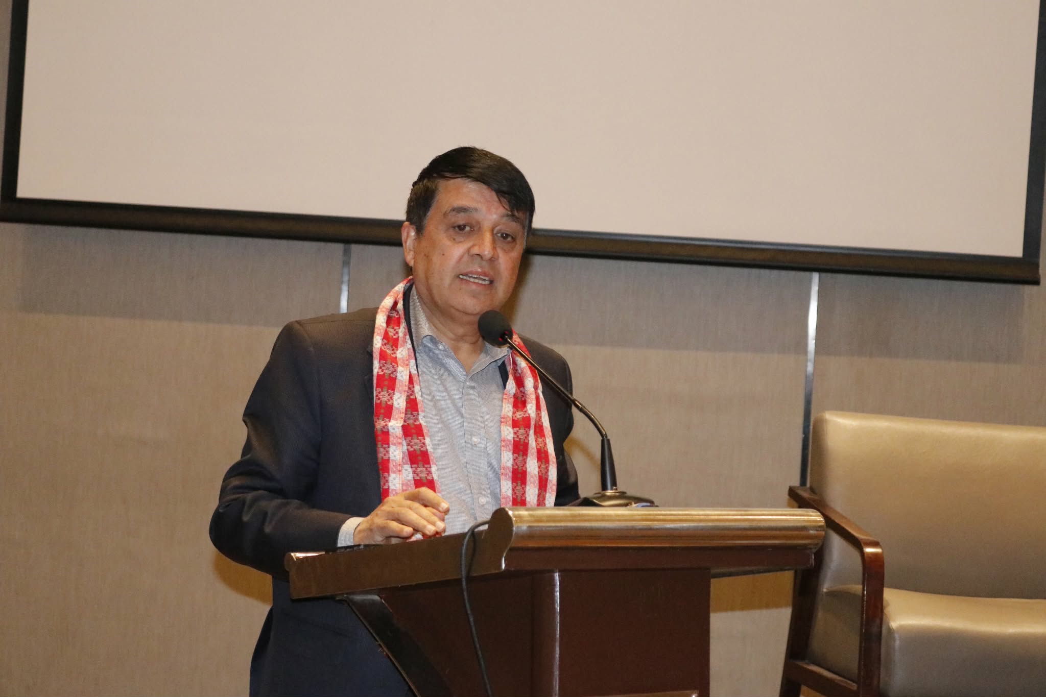 गालीले होइन, आर्थिक एजेन्डाले दल स्थापित हुनुपर्छ : अध्यक्ष ढकाल 