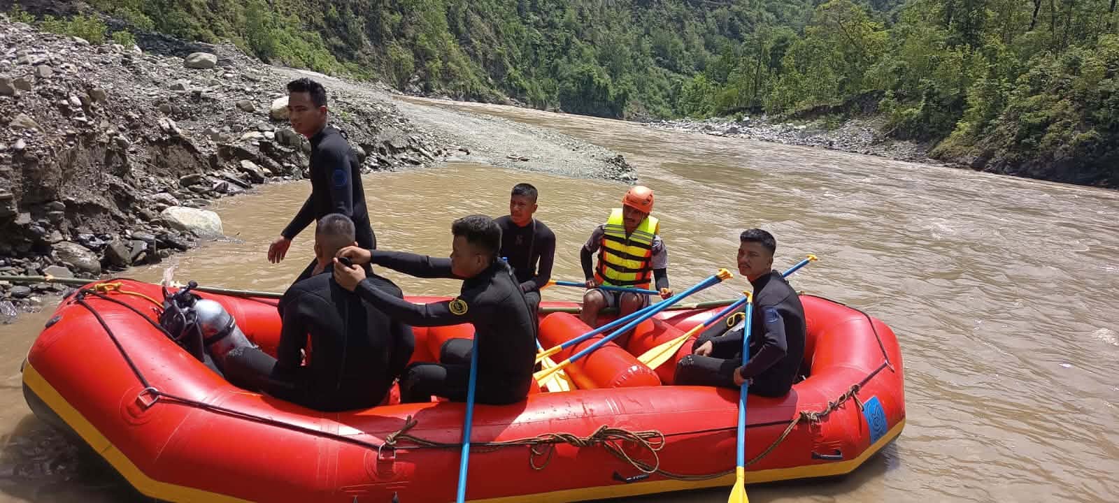 तीन दिनसम्म पनि भेटिएन कर्णाली नदीमा खसेकाे गाडी