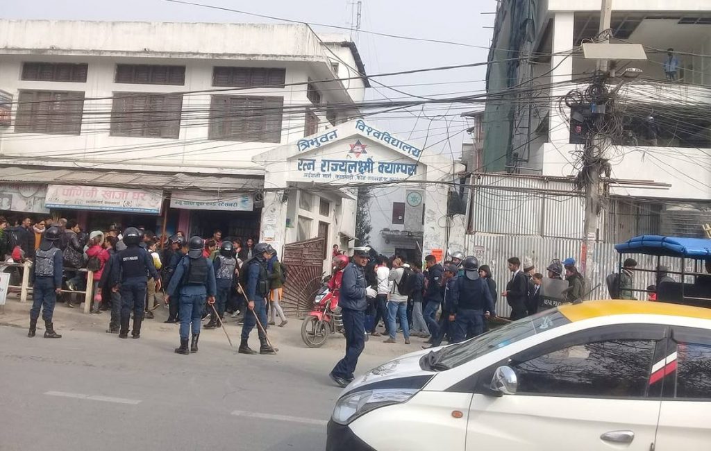 आरआर क्याम्पसमा ओली र प्रचण्डनिकट विद्यार्थीबीच कुटाकुट
