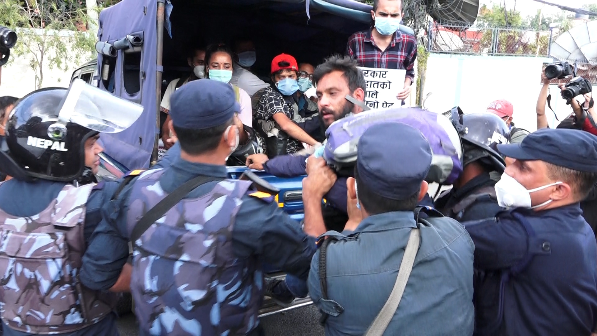 बालुवाटारमा प्रदर्शन गर्न पुगेका 'इनफ इज इनफ' समूहका १२ जना पक्राउ