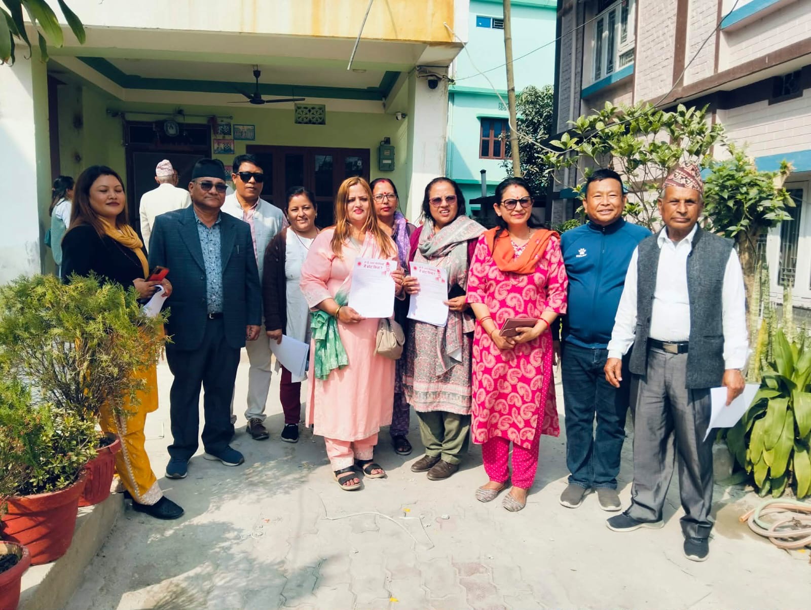 झापा-५ मा एमालेका कार्यकर्ता जनताका घर दैलोमा