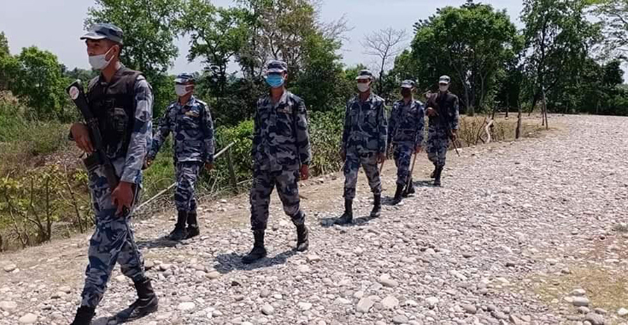 गस्तीका सशस्त्र प्रहरीमाथि तस्करद्वारा ढुंगा प्रहार